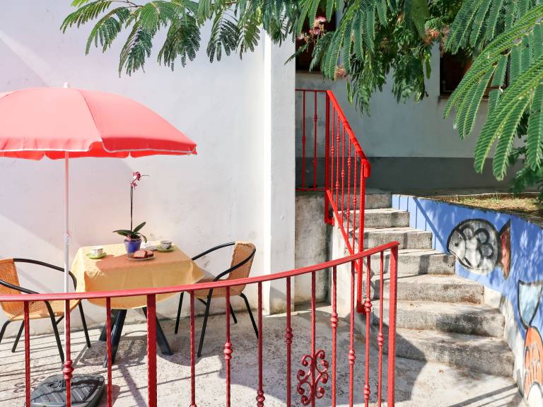 Apartment with patio & grill — photo 3