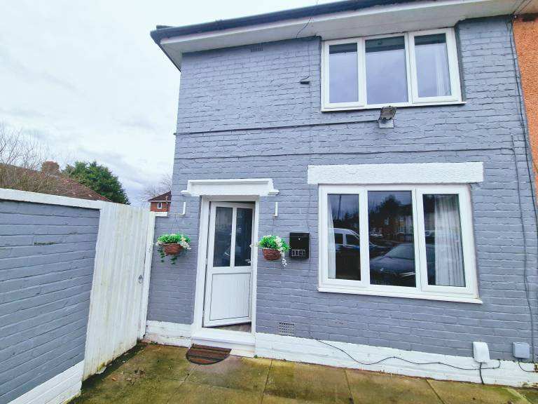 Charming 2 bedroom Spacious Home with big backyard