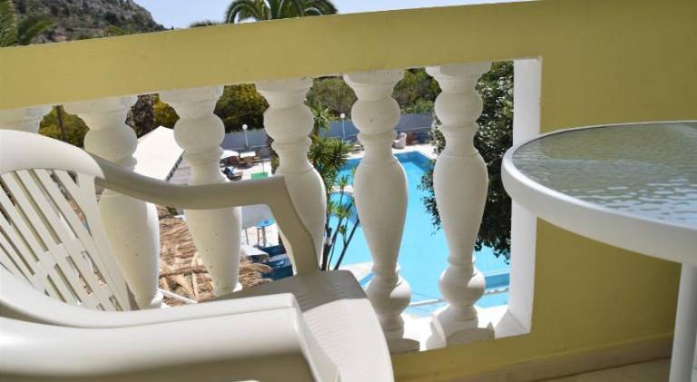 Apartment with patio, pool & garden — photo 4