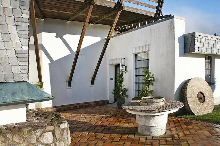 Unusual rental with yard, patio & barbeque — photo 2