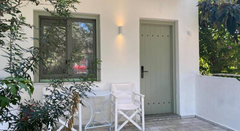 Serviced apartment with terrace & yard — photo 3