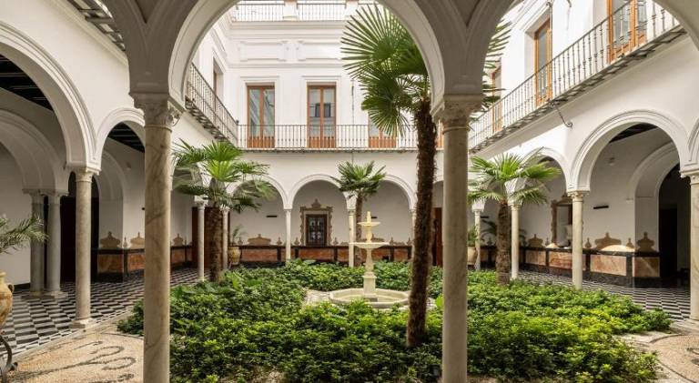 Family-friendly lovely serviced apartment with patio | Close to Seville Cathedral | Pet-friendly in Seville
