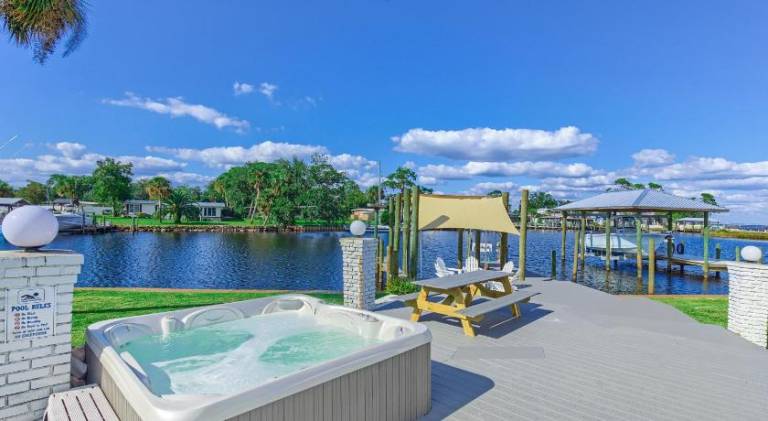 House with hot tub & pool — photo 3