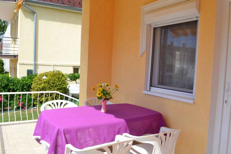 Holiday apartment with yard, BBQ & terrace — photo 3