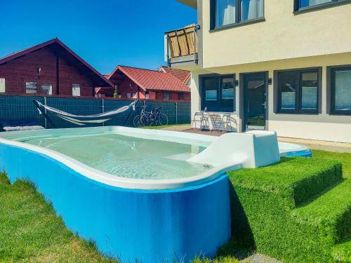 Holiday apartment with terrace, private pool & yard — photo 4