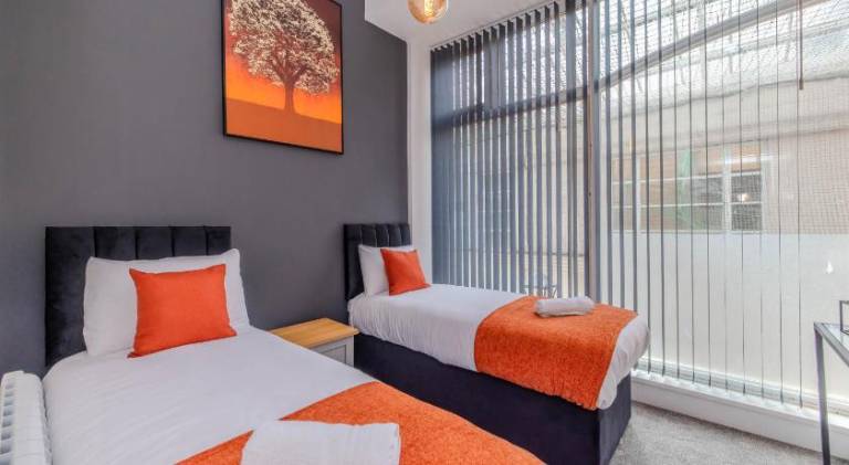 Super Central 2 Bedroom Aarptment Next to Brighton Beach & Shopping Center Sleep 6 — photo 2
