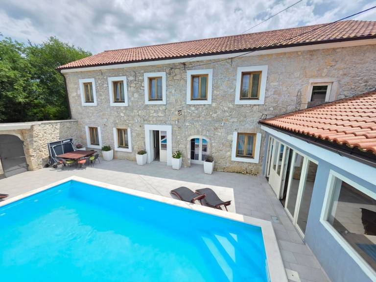 Fully equipped lovely vacation home with private pool, terrace & grill | Dogs allowed — photo 3