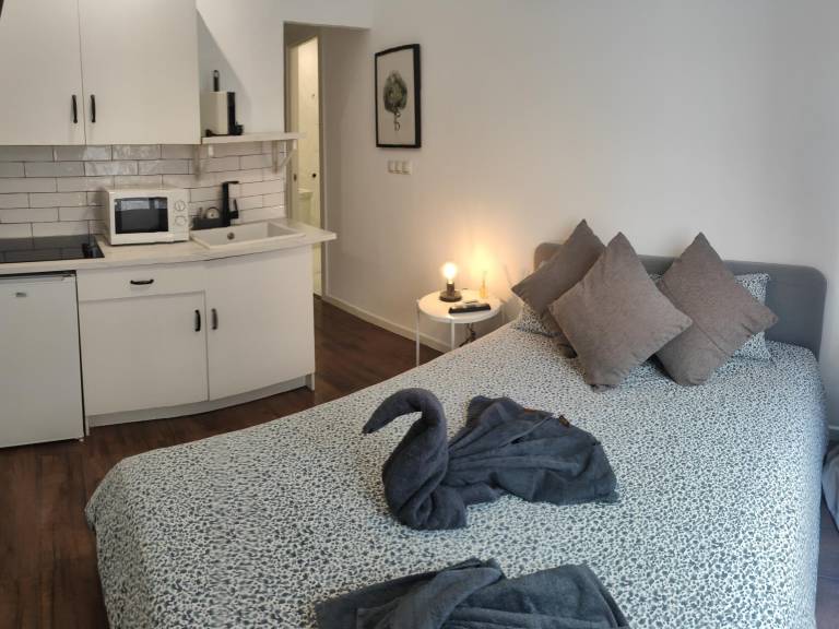 Cozy Central Studio with Balcony, near Beaches and Attractions in Torremolinos in Torremolinos