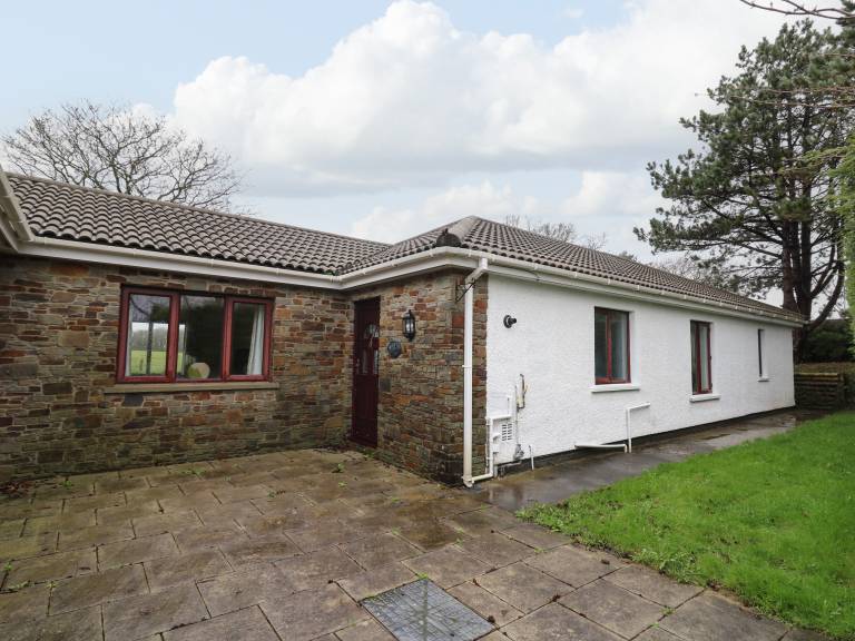 Cottage with yard | Pets are welcome in Carmarthen