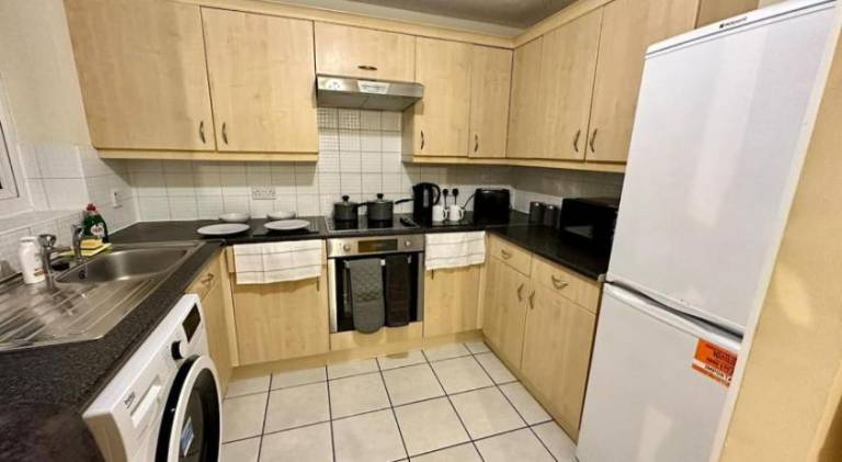 17 FWC 2 Bedroom Apartment, Central Swindon, Secure Parking, Sleeps 5 — photo 3