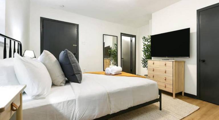 HostWise Stays - Pet Friendly Butler St Apt, Ground Floor with Private Entrance — photo 2
