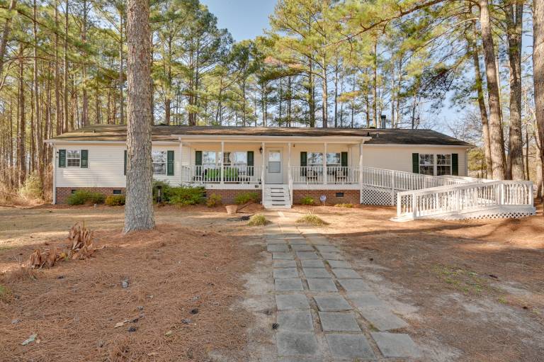 9 Mi to ECU: Pet-Friendly Greenville Home w/ Deck in Greenville, NC