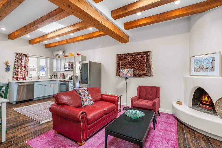 Palace of the Sleeping Dog - Dos: 2 bedroom, 2 bath Walk to Plaza A/C Pet Friendly — photo 2