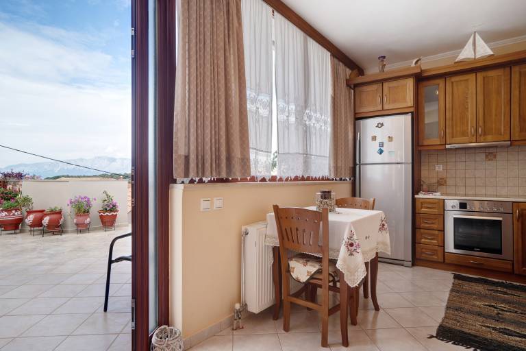 "Lakis Apartment" with Sea View, Garden, Terrace & Wi-Fi — photo 4