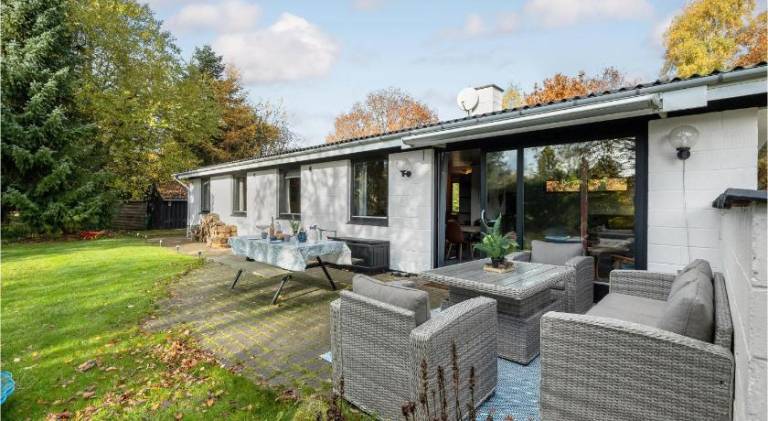 House with jacuzzi & pool — photo 2