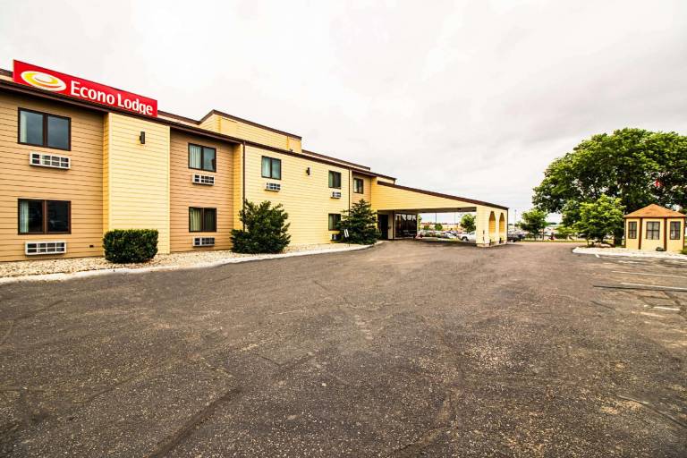 Econo Lodge Watertown in Watertown, SD