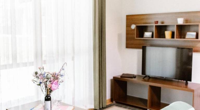 Serviced apartment with yard, sauna & patio | Pet-friendly — photo 2