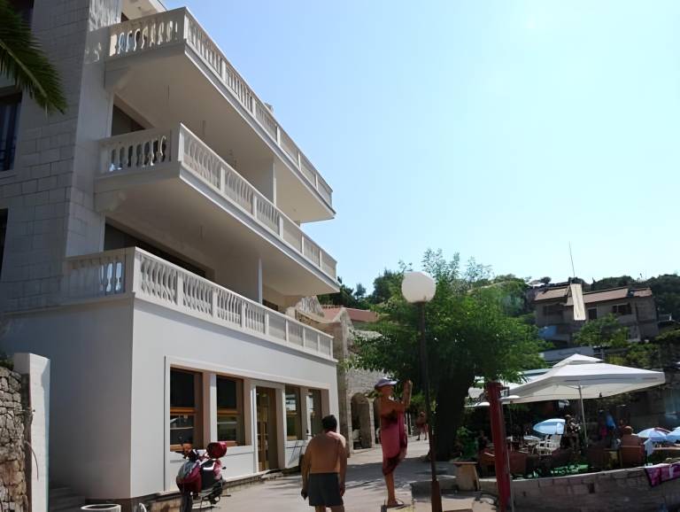Holiday apartment with terrace | Close to the beach | Dogs allowed in Becici