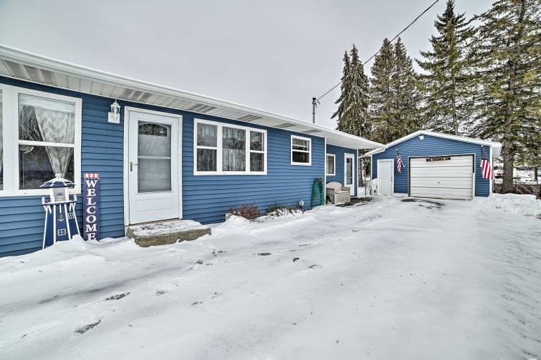 Cozy Houghton Lake Heights Cottage w/ Private Yard — photo 3