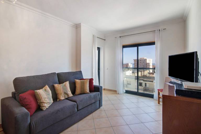 Apartment 'Quarteira Beach I' with Balcony, Wi-Fi and Air Conditioning — photo 2