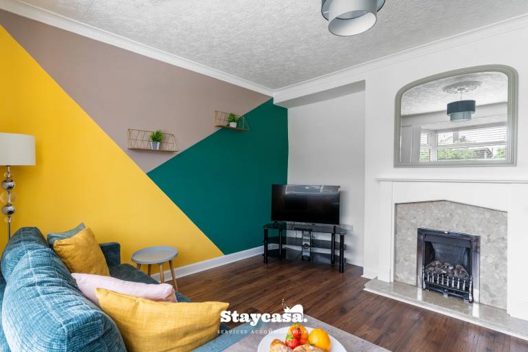 3 Bedroom House w Free Parking Near MAN Airport