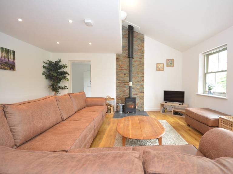 Cottage with jacuzzi & yard | Water view — photo 4