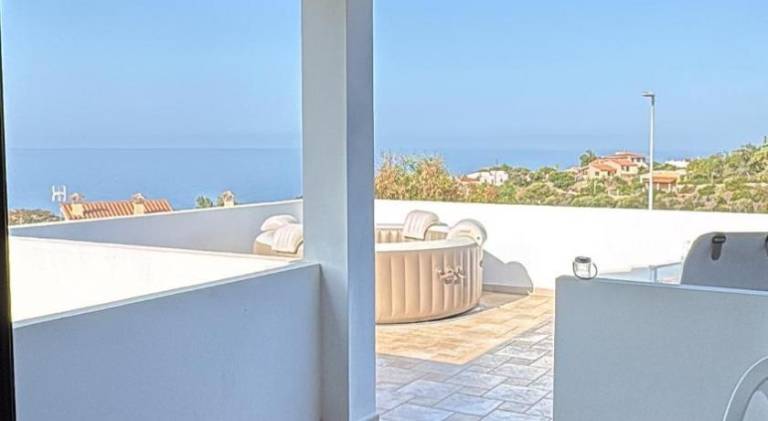 House with hot tub & pool in Arbus