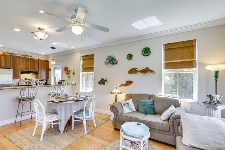 Lovely Carrabelle Home w/ Lake Views & Pool Access — photo 4