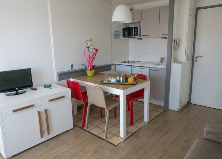 Condo with terrace | Water view — photo 3