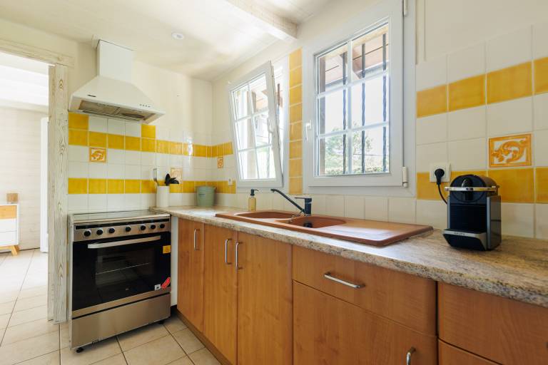 Family-friendly charming house with garden, terrace & fast internet | Garden view | Pets are welcome — photo 5