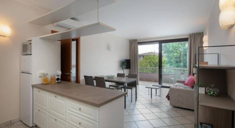 Serviced apartment with terrace, pool & yard — photo 3