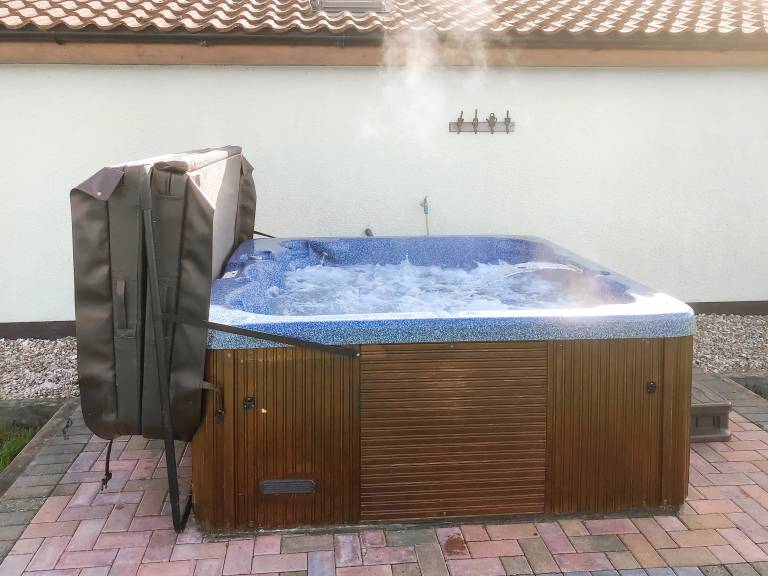 Family-friendly lovely cottage with yard, hot tub & barbeque | Pets allowed — photo 2