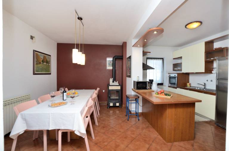 Rental apartment with garden & BBQ | Garden view — photo 3