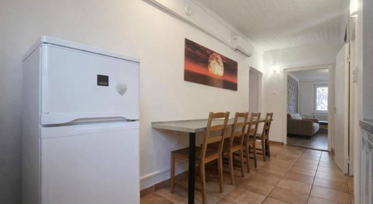 Apartment with yard & patio — photo 3