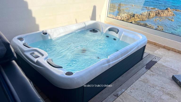 Holiday apartment with barbeque, patio & hot tub | Beach view — photo 2