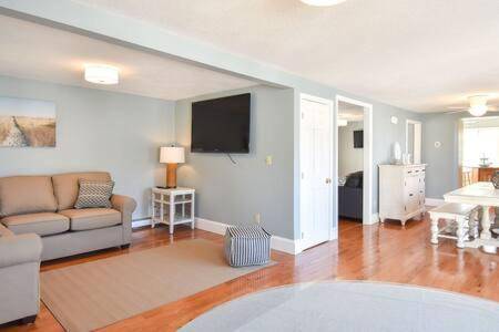 Fully equipped spacious vacation home with yard & grill | Close to the beach | Pets are welcome — photo 2