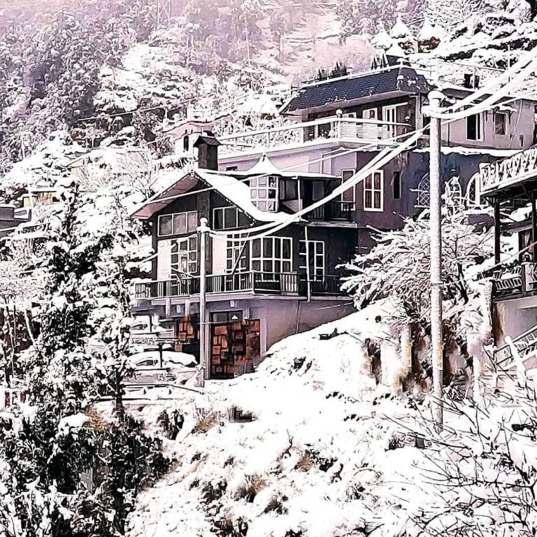 The Celebre- Little Castle Homestay Kanatal in Tehri