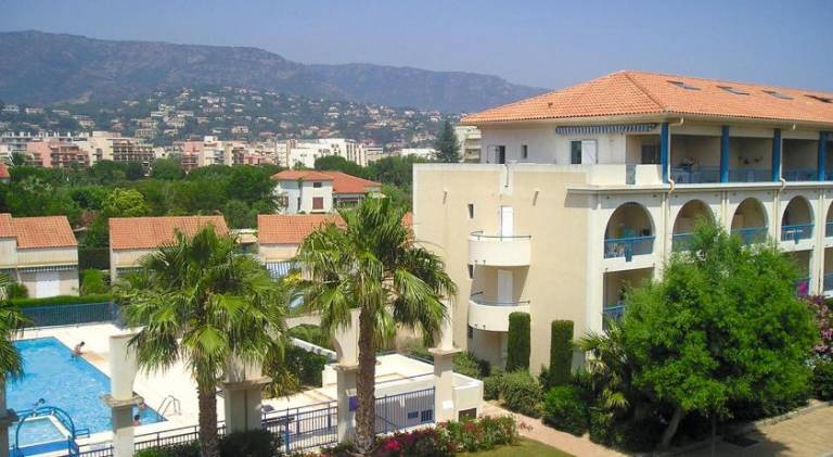 Serviced apartment with terrace, pool & yard | Next to the beach | Pets allowed — photo 4