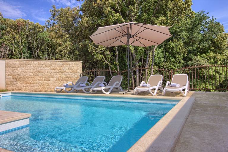 Villa with BBQ, pool & patio — photo 3