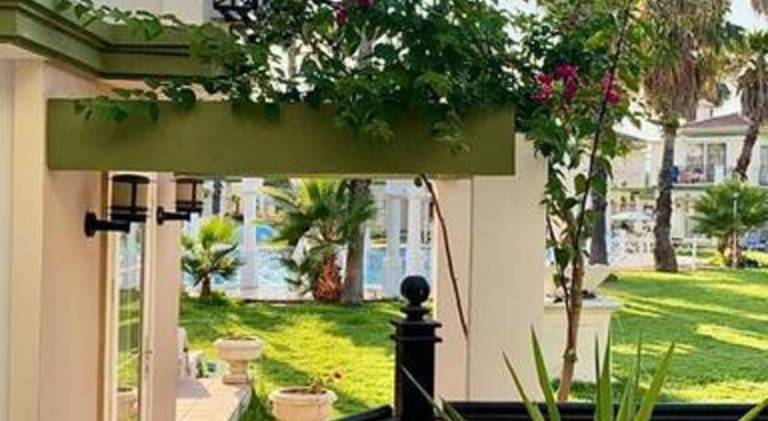 Villa with pool, grill & yard — photo 5