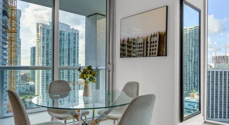 Ample apartment with pool | Close to Bayfront Park | Pet-friendly — photo 5