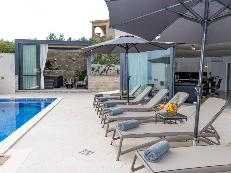 House with yard, hot tub & private pool | Nature view — photo 3