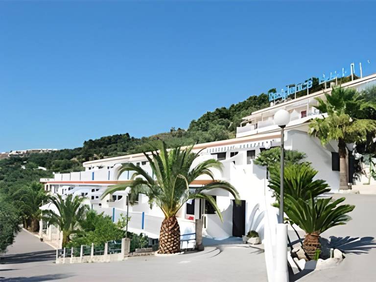Beautiful serviced apartment with garden, pool & patio | Dogs allowed in Peschici