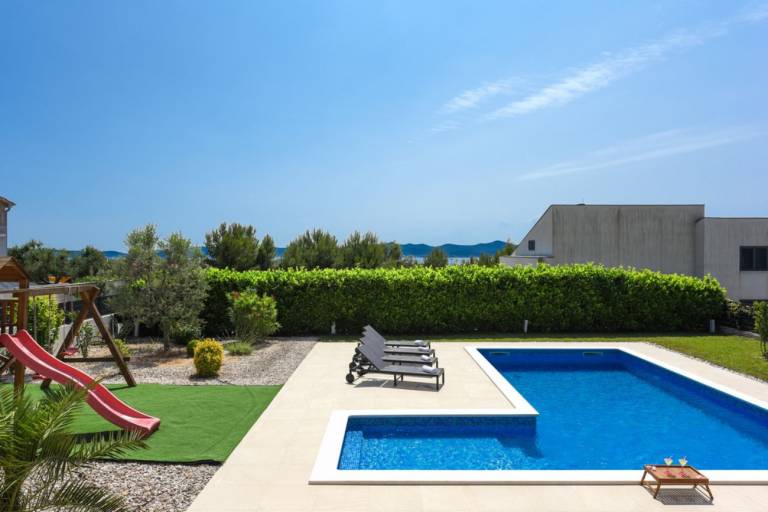 Villa with garden, pool & grill — photo 4