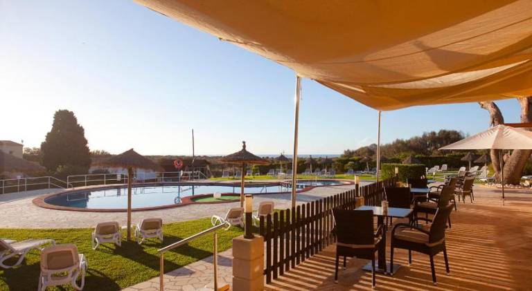 Holiday apartment with garden, pool & patio — photo 3
