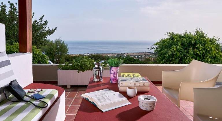 Serviced apartment with garden, pool & terrace — photo 5