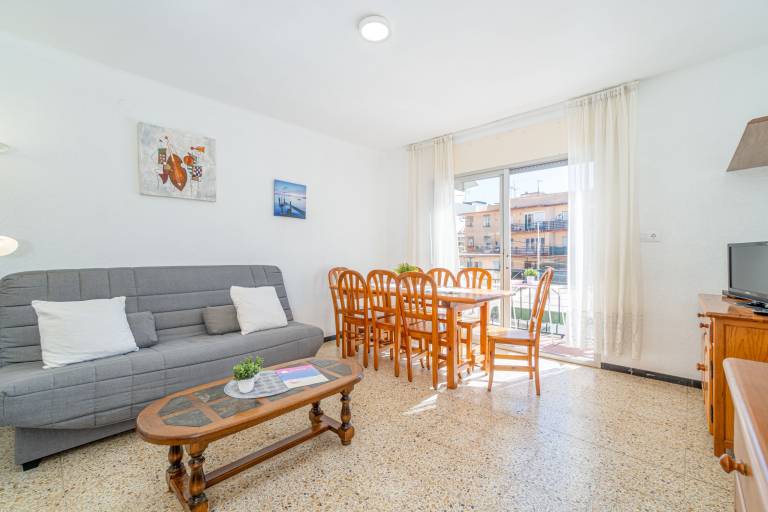 Charming holiday apartment with patio | Close to the beach | Pets are welcome in Roses