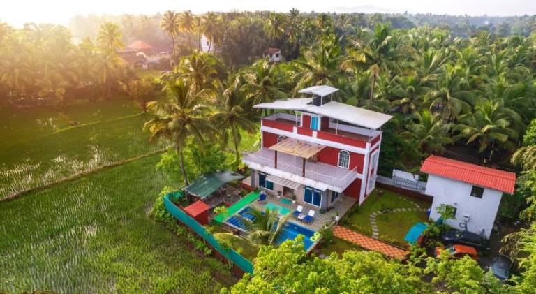 Villa with BBQ, garden & patio | Pets allowed — photo 4