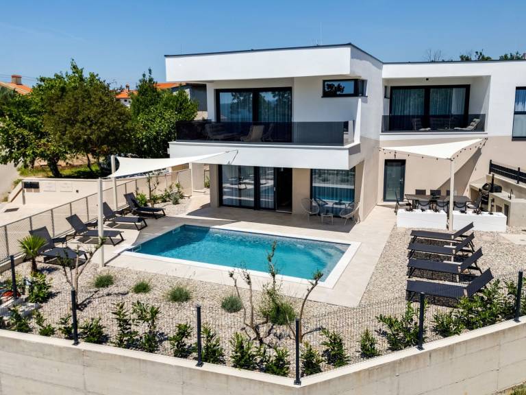 Vacation home with BBQ, yard & private pool in Omisalj