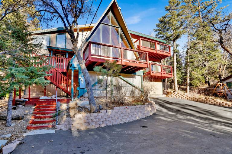 Black Diamond Vista Hot Tub • 3 Decks • Dog-Friendly • Steps to Bear Mountain Resort in San Bernardino, CA